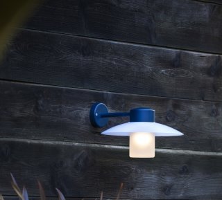 Die schöne Wandlampe Aubanne Nr. 1 hat ein außergewöhnliches Lampendesign und gehört zu den exklusiven Leuchten von Roger Pradier Outdoor Lighting Saint Maur, Frankreich.<br />
<br />
Die Außenleuchte Aubanne besteht aus einem Wandarm, einem runden Lampendeckel, und einem Befestigungsteil. Das LED Leuchtmittel ist in einer E27 Lampenfassung und wird geschützt durch ein Rundes, längliches Lampenglas.<br />
<br />
Durch den Lampenschirm in Verbindung mit dem Zylinder Glas wirkt diese Aussenleuchte sehr klar hat aber keine harte Konturen. Eckhalterung und Ersatzgläser sind otional lieferbar. Diese Außenleuchte gehört zur Kategorie der Wandlampen, Wandleuchten für Außen. Einsatzgebiet: am Haus.<br />
<br />
Made by Roger Pradier, Saint-Maur, Paris / Frankreich.<br />
<br />
Abmessungen: H. 220 W. 328 D. 291mm.<br />
<br />
Wählen Sie zwischen 26 verschiedenen Farben. <br />
Glas: klar oder mattiert.<br />
<br />
Schutzklasse: IP44<br />
SCHUTZKLASSE 1<br />
E27 - 23W max.<br />
Diese Leuchte ist geeignet für Leuchtmittel der Energieklassen: A++, A+, A, B, C, D, E.